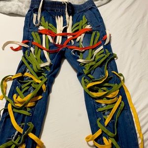 Pantalon elastizado de cordones de colores nuevo sin usar